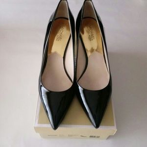 Micheal Kors Black Shiny Patent Kitten Heals Sz 10